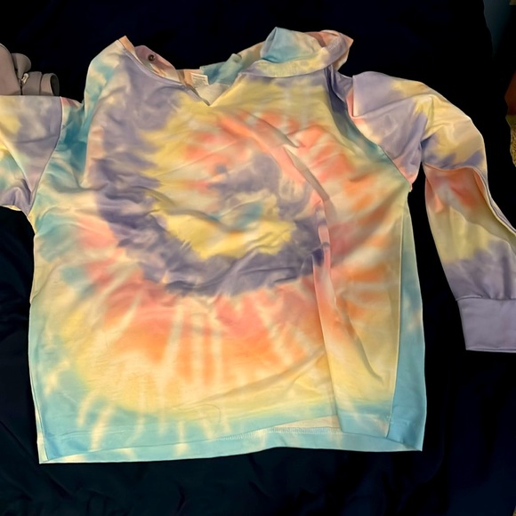 A tie-dye unisex sized medium polyester very light but maintains warmth - Picture 1 of 2